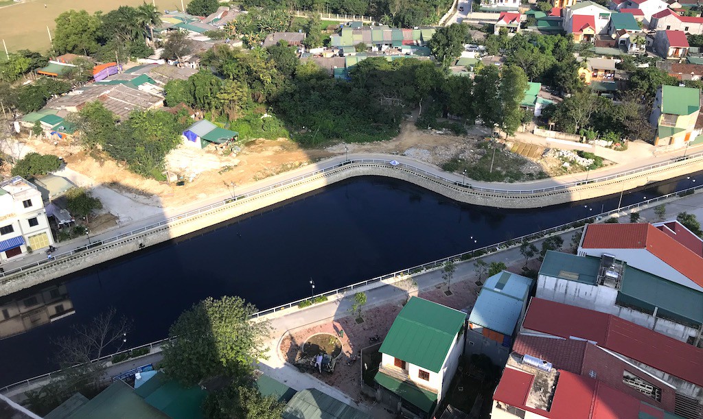 Nghệ[-]An:[-]Kinh[-]hãi[-]nước[-]trong[-]kênh[-]hào[-]Thành[-]Cổ[-]đột[-]ngột[-]chuyển[-]đen[-]như[-]mực!